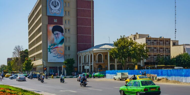 Η επίθεση του Ισραήλ στο Ιράν αυξάνει την πιθανότητα πίεσης για αλλαγή καθεστώτος, δηλώνουν Αμερικανοί αξιωματούχοι