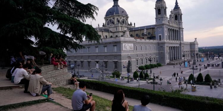 Η Παρασκευή ήταν η πιο ζεστή ημέρα που έχει καταγραφεί ποτέ στη χώρα τον μήνα Μάιο