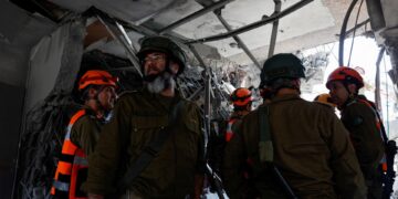 Τα ιρανικά πυρά έπληξαν κτίριο στην Χάιφα