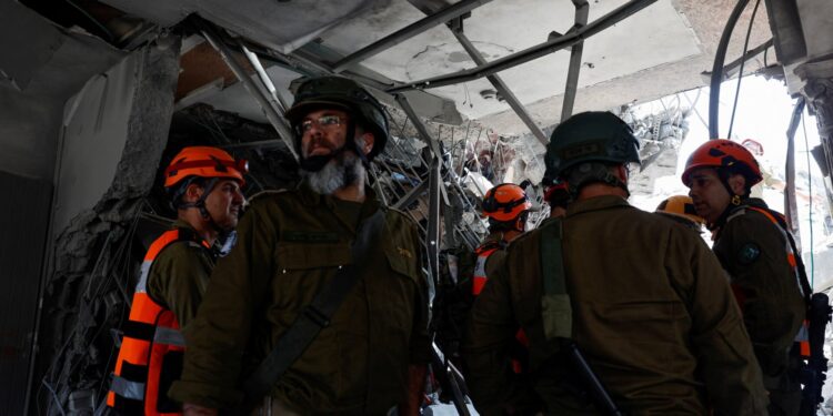 Τα ιρανικά πυρά έπληξαν κτίριο στην Χάιφα