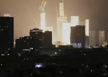 Πύραυλοι του Ιράν κατέστρεψαν 9 κτίρια σε συνοικία του Τελ Αβίβ