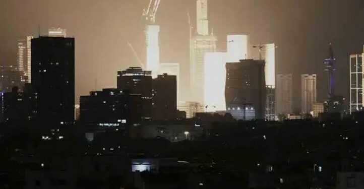 Πύραυλοι του Ιράν κατέστρεψαν 9 κτίρια σε συνοικία του Τελ Αβίβ