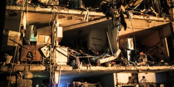 Εικόνες τεράστιας καταστροφής στο κεντρικό Ισραήλ από το νέο ιρανικό σφυροκόπημα