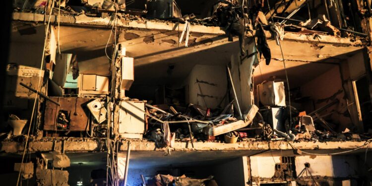 Εικόνες τεράστιας καταστροφής στο κεντρικό Ισραήλ από το νέο ιρανικό σφυροκόπημα