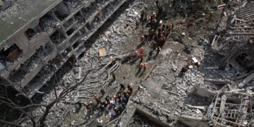 Εικόνες τεράστιας καταστροφής μετά τις δύο νέες πυραυλικές επιθέσεις του Ιράν