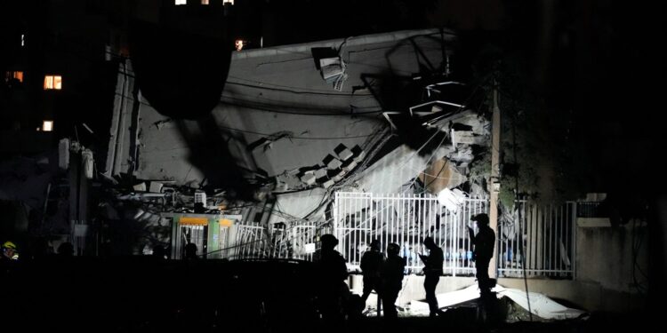 3 νεκροί στο κεντρικό Ισραήλ από τη νέα πυραυλική επίθεση του Ιράν