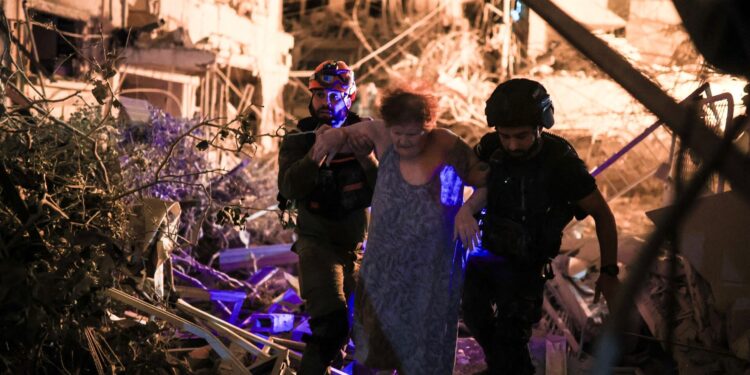 6 νεκροί και δεκάδες τραυματίες από τα νέα πλήγματα του Ιράν