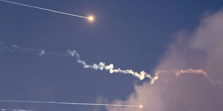 LIVE – Μέση Ανατολή: Νέο κύμα ιρανικών πυραύλων στο κεντρικό Ισραήλ – Εκρήξεις στο αεροδρόμιο της Τεχεράνης