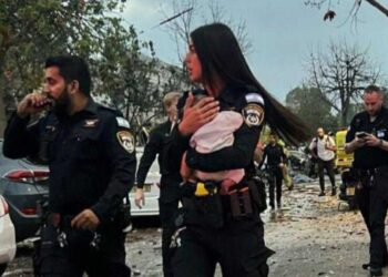 Έβγαλαν μωρό από τα ερείπια ενός κατεστραμμένου σπιτιού