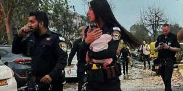 Έβγαλαν μωρό από τα ερείπια ενός κατεστραμμένου σπιτιού
