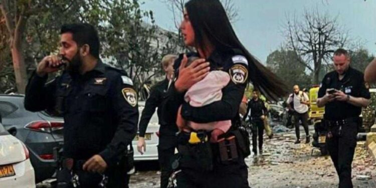 Έβγαλαν μωρό από τα ερείπια ενός κατεστραμμένου σπιτιού