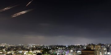 Δεν έχουν αναφερθεί τραυματισμοί «σε αυτό το στάδιο» από τις αεροεπιδρομές στο Τελ Αβίβ, σύμφωνα με την αστυνομία