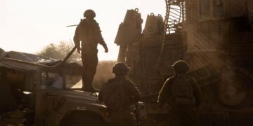 Ο στρατός αναπτύσσει εφέδρους σε όλη τη χώρα, μετά τις μαζικές επιθέσεις του στο Ιράν