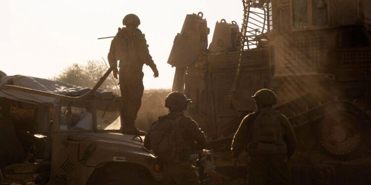 Ο στρατός αναπτύσσει εφέδρους σε όλη τη χώρα, μετά τις μαζικές επιθέσεις του στο Ιράν