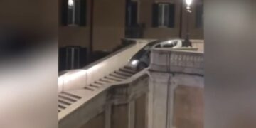 Ηλικιωμένος «κατέβηκε» με το αυτοκίνητό του τα Ισπανικά Σκαλιά