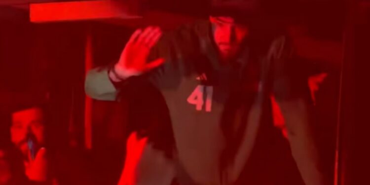 Εκατοντάδες οπαδοί στο ΟΑΚΑ, αποθεώσαν την ομάδα παρά την απώλεια του τίτλου