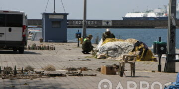 Καλαμάτα: Καρέ καρέ η επιχείρηση για την απομάκρυνση της οβίδας από το λιμάνι