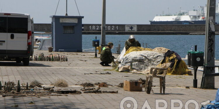 Καλαμάτα: Καρέ καρέ η επιχείρηση για την απομάκρυνση της οβίδας από το λιμάνι