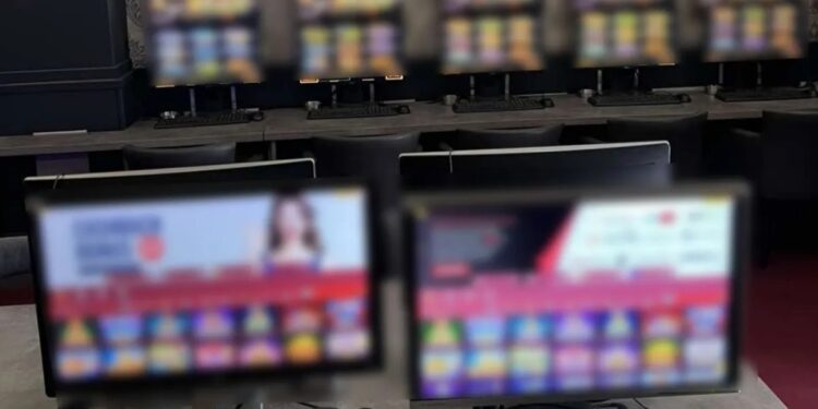 Στο δόκανο της αστυνομίας παράνομο καζίνο στον Πειραιά – Συνελήφθησαν δύο άτομα και κατασχέθηκαν 34 υπολογιστές με «φρουτάκια»