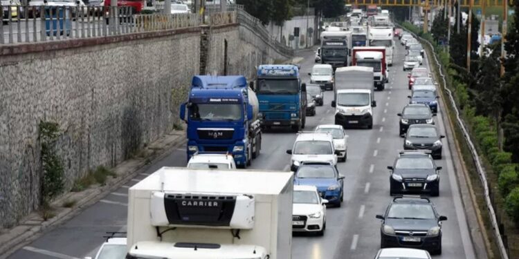 Κηφισός: Παραμένουν οι ουρές χιλιομέτρων και στα δύο ρεύματα μετά την ανατροπή του φορτηγού