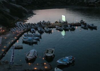 Ένα σινεμά δίπλα στα βράχια που έχει μαγέψει το διαδίκτυο