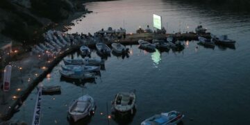 Ένα σινεμά δίπλα στα βράχια που έχει μαγέψει το διαδίκτυο