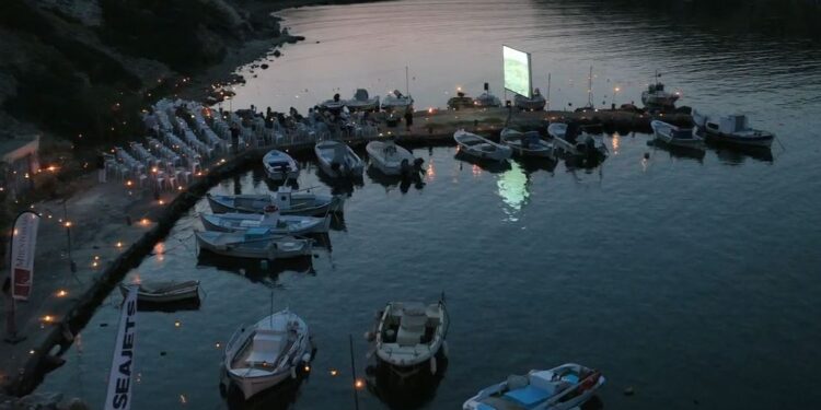 Ένα σινεμά δίπλα στα βράχια που έχει μαγέψει το διαδίκτυο