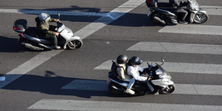 Αναλυτικά παραδείγματα για ποινές και πρόστιμα για κινητό, όριο ταχύτητας, αλκοόλ, κράνος και παραβίαση STOP