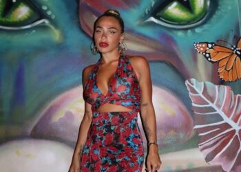 Κόνι Μεταξά: Το επικό μπλουζάκι που φόρεσε σε εκδήλωση