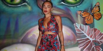 Κόνι Μεταξά: Το επικό μπλουζάκι που φόρεσε σε εκδήλωση