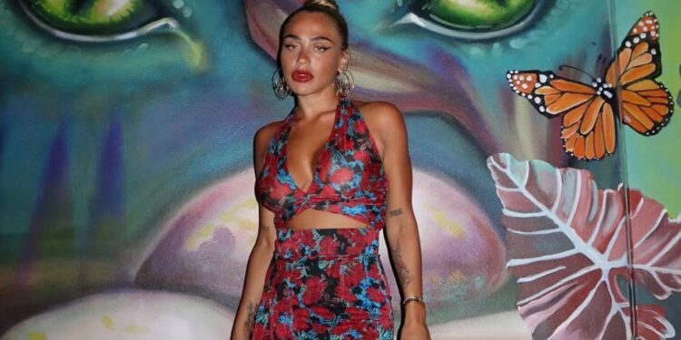 Κόνι Μεταξά: Το επικό μπλουζάκι που φόρεσε σε εκδήλωση