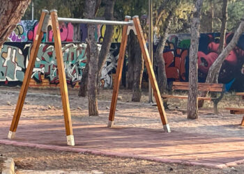 Πρωτοφανές περιστατικό στη Νίκαια: Άγνωστοι αφαίρεσαν τις κούνιες από παιδική χαρά