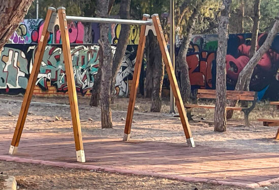 Πρωτοφανές περιστατικό στη Νίκαια: Άγνωστοι αφαίρεσαν τις κούνιες από παιδική χαρά