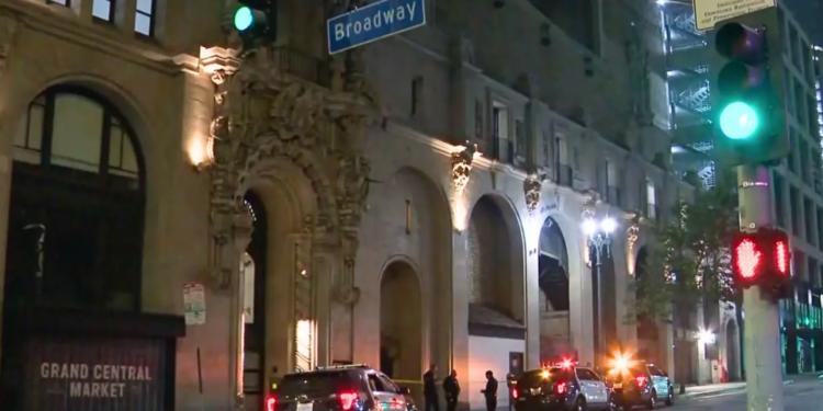 Θρίλερ με πτώμα που εντοπίστηκε σε πεζοδρόμιο κοντά σε λεηλατημένα καταστήματα