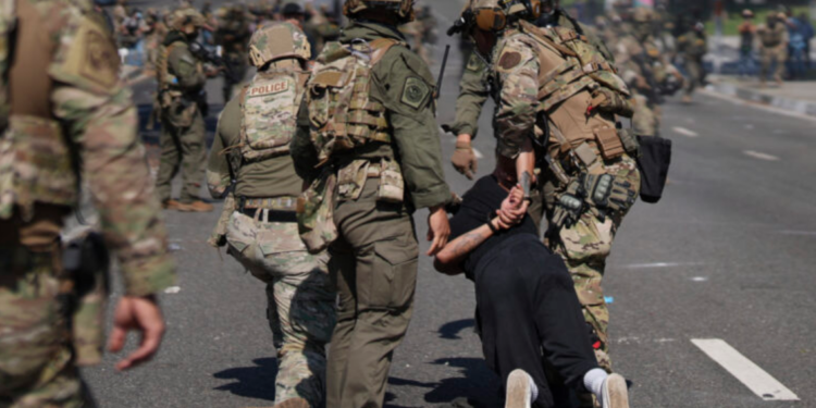 Επεισόδια στο Λος Άντζελες: Τα συγχαρητήρια του Τραμπ στην Εθνοφρουρά