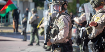 Καταφθάνουν στρατεύματα της Εθνοφρουράς μετά τις διαδηλώσεις κατά των συλλήψεων μεταναστών