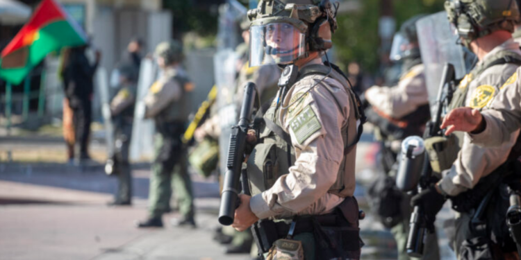 Καταφθάνουν στρατεύματα της Εθνοφρουράς μετά τις διαδηλώσεις κατά των συλλήψεων μεταναστών