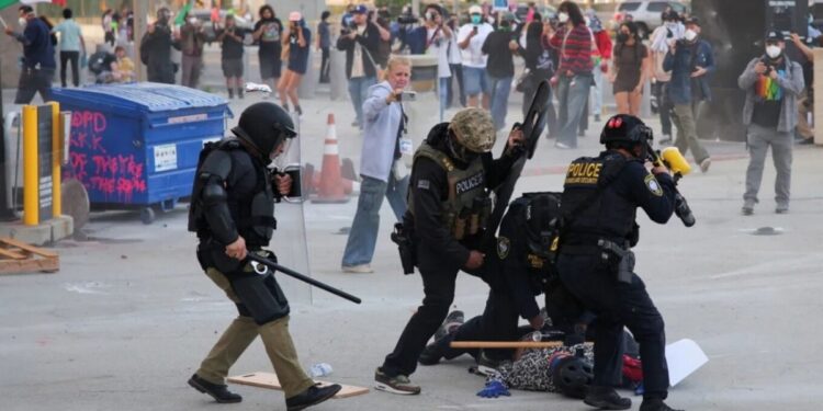 Επεισόδια και συλλήψεις κατά τη διάρκεια επιχείρησης της ομοσπονδιακής υπηρεσίας μετανάστευσης