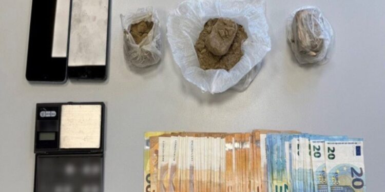 Συνελήφθη αλλοδαπός που έκρυβε ηρωίνη σε χωράφι