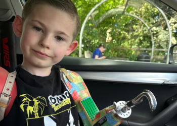 8χρονος απέκτησε προσθετικό χέρι από Lego