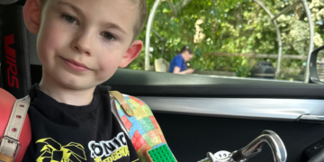 8χρονος απέκτησε προσθετικό χέρι από Lego