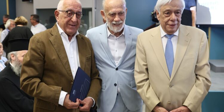 Τίμησε τον Γιώργο Λιάνη για τα 60 χρόνια προσφοράς του σε δημοσιογραφία, πολιτισμό και αθλητισμό