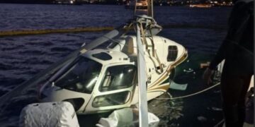 Βίντεο από την ανέλκυση του ελικοπτέρου που κατέπεσε στη Μαρίνα Βουλιαγμένης