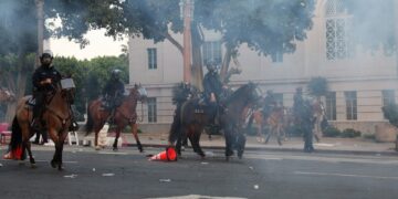 Ο κυβερνήτης της Καλιφόρνιας προχωρά στη μήνυση κατά Τραμπ για την ενεργοποίηση της εθνοφρουράς