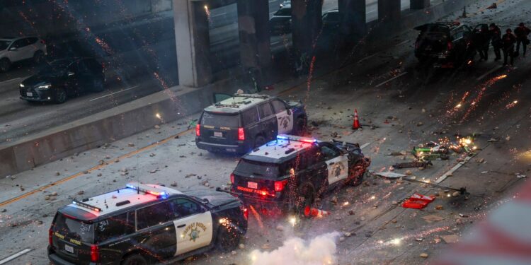 Γιατί ο Τραμπ αναπτύσσει την εθνοφρουρά στο Λος Αντζελες και συζητά απελάσεις μεταναστών σε 20 χώρες