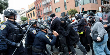 Λος Άντζελες: Κλιμάκωση των διαδηλώσεων με πυρπολημένα οχήματα και συγκρούσεις