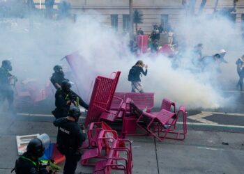 Το κέντρο κηρύχθηκε περιοχή παράνομων συναθροίσεων – Εθνοφρουρά, φωτιές και δακρυγόνα για τις απελάσεις
