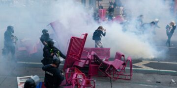 Το κέντρο κηρύχθηκε περιοχή παράνομων συναθροίσεων – Εθνοφρουρά, φωτιές και δακρυγόνα για τις απελάσεις