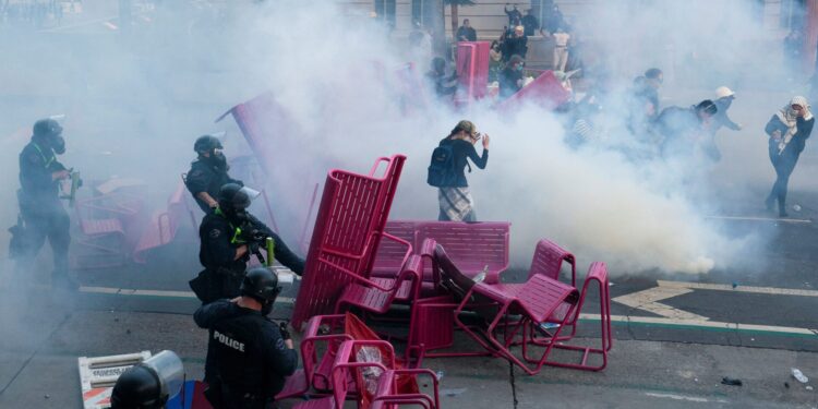 Το κέντρο κηρύχθηκε περιοχή παράνομων συναθροίσεων – Εθνοφρουρά, φωτιές και δακρυγόνα για τις απελάσεις