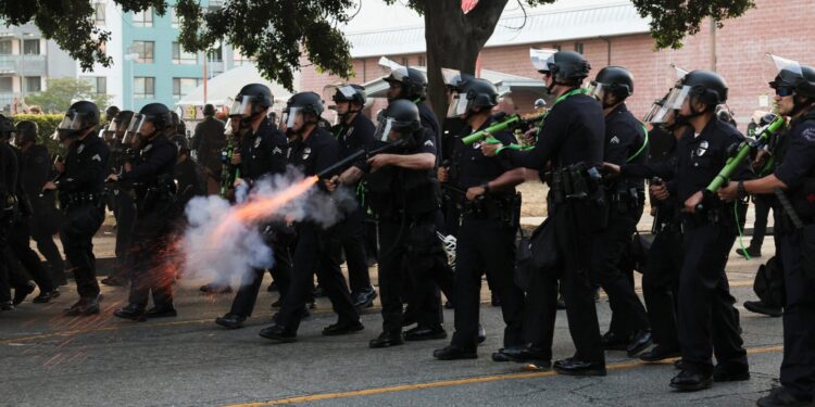 Ο Τραμπ έστειλε επιπλέον 2.000 Εθνοφρουρούς και 700 Πεζοναύτες
